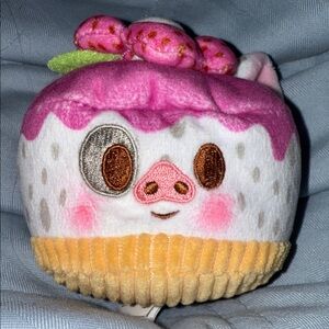 Munching Pua Dragon Fruit Scented ett Petit Cake Single Serve Plush Light Up Toy